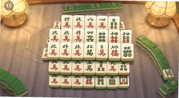 一张展示麻将皇帝游戏主界面的预览图,画面中央是层叠堆放的麻将牌阵,牌面清晰可见,背景为柔和的桌布纹理与暖色调灯光,整体风格休闲清新,突出消除解谜的游戏氛围