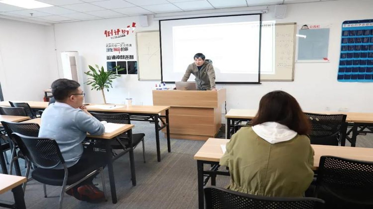 西培教育课程介绍及学员学习场景实拍图