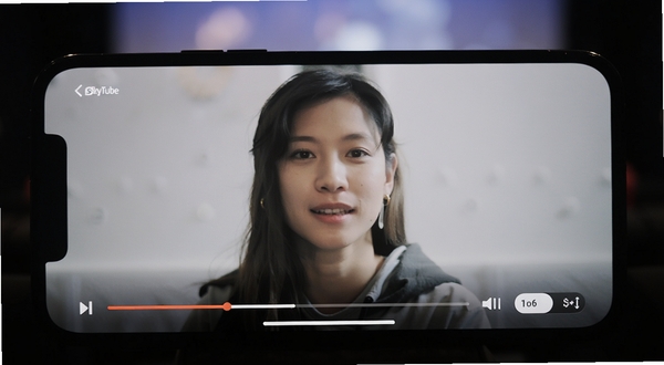 SkyTube应用播放界面特写,手机横屏显示正在播放的视频画面,画面干净无广告横幅,底部进度条与清晰度切换按钮清晰可见,背景为柔和暗色影院氛围,突出无广告纯净观看的卖点