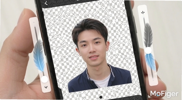 MoFiger智能抠图功能演示画面,手机屏幕中一张人物照片被自动分离出主体,背景显示为棋盘格透明样式,屏幕边缘有羽化参数调节条,画面色调明亮清新,软件名称MoFiger以水印形式出现在右下角
