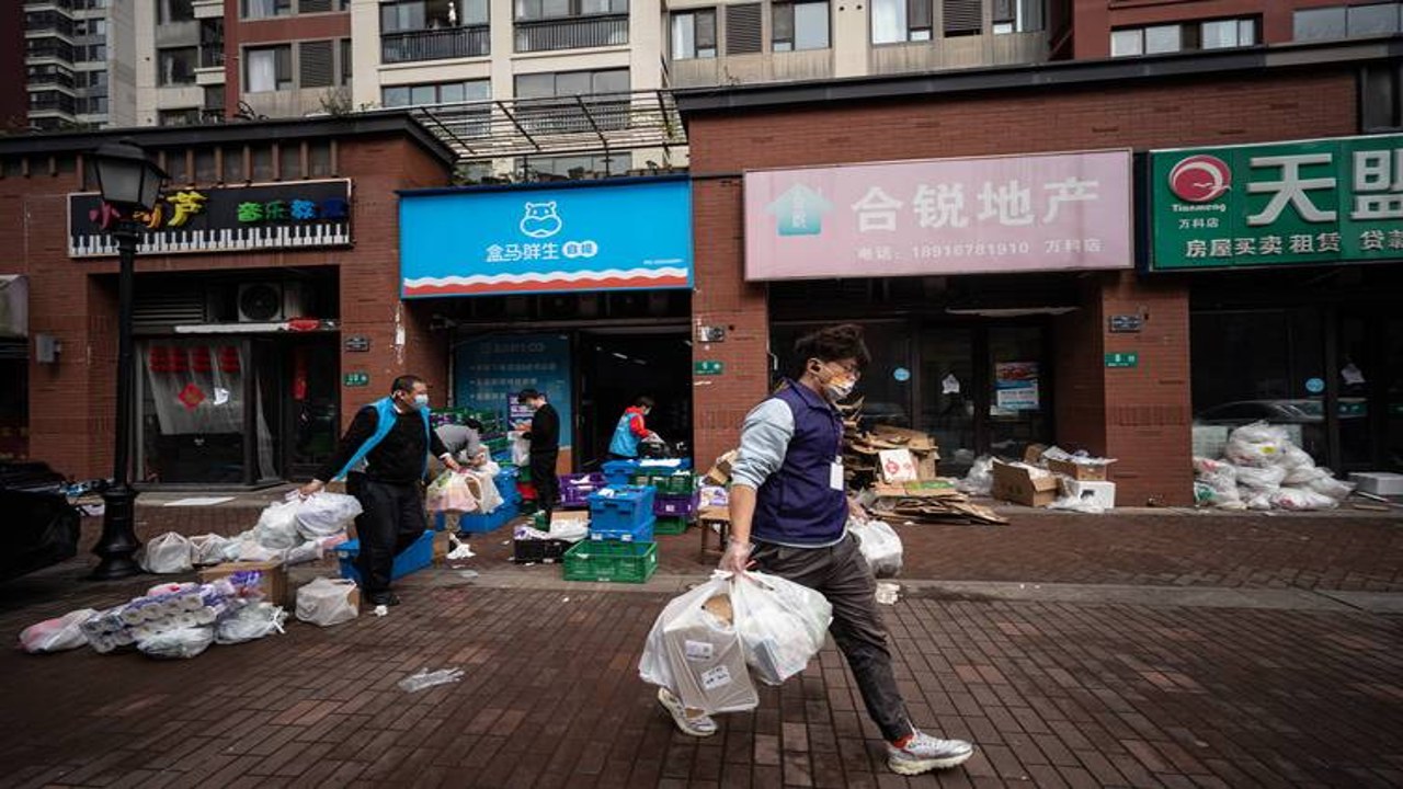 盒岛社区配送员正在打包商品准备上门