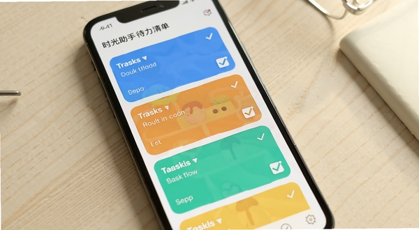 时光助手待办清单界面展示,手机屏幕中排列着彩色任务卡片与勾选框,背景为简洁的浅色桌面,光线柔和,细节清晰