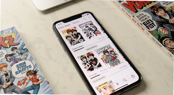 Comic Viewer 软件界面特写,画面主体是一部手机屏幕显示智能书架列表,每本漫画封面下方带有阅读进度条与最近阅读时间标签,背景为干净的浅色桌面环境,旁边散落着几本实体漫画书作为点缀,光线柔和,突出书架管理与进度记忆功能,构图偏向产品展示风格
