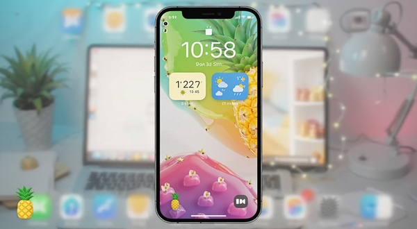 整体画面采用竖版手机锁屏构图,画面中央偏上位置展示一款风格清新的菠萝锁屏界面,主视觉为渐变果冻色背景搭配悬浮时钟与天气小组件,画面左下角放置一枚小巧的菠萝图标作为品牌标识,背景区域为虚化的桌面场景与柔和光斑,整体色调明亮活泼,突出个性化定制与实用工具结合的产品全貌