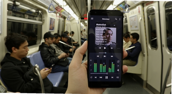 Metrolist安卓手机播放音乐场景,界面显示歌词滚动与均衡器调节面板,背景为通勤地铁环境,突出移动端听歌体验