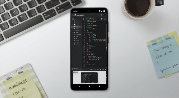 WebCodeIDE 软件全貌展示图,画面中央是一部竖屏安卓手机,手机屏幕上显示深色主题的代码编辑器界面,左侧为文件目录树,右侧为彩色语法高亮的代码区域,顶部有项目名称标签栏,底部为预览窗口,背景为浅灰色渐变的工作台环境,周围散落着键盘、咖啡杯和便签纸,整体风格现代简洁,突出移动编程的便携感,画面比例16:9,高清细节