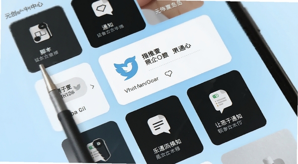 元创岛模板中心界面特写,手机屏幕展示多个创作模板卡片整齐排列,卡片上有脚本、推文、通知等分类图标,背景为柔和渐变浅蓝色,画面干净明亮,体现结构化写作的便捷感