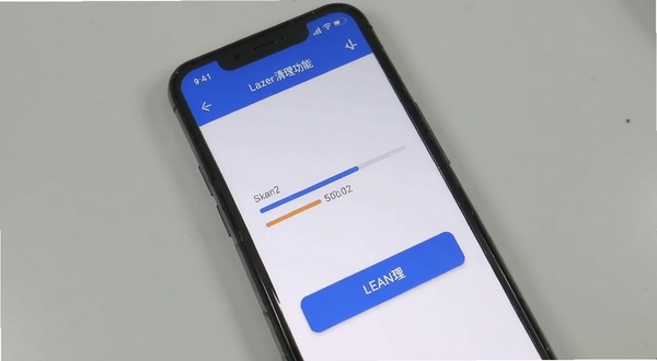 Lazer 应用清理功能操作界面截图,手机屏幕显示扫描进度条与清理按钮,界面配色为蓝白主色调,画面主体为手机正面特写,背景为浅灰桌面,光线均匀,突出操作流程