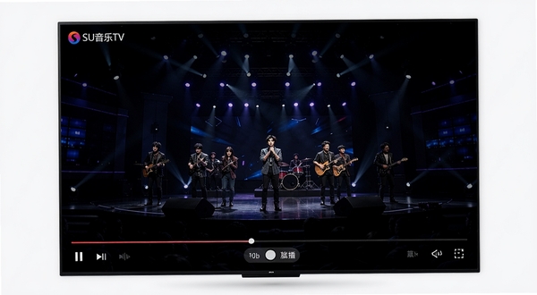 SU音乐TV高清MV播放界面,电视大屏上呈现舞台演出画面,底部为播放进度条与清晰度切换按钮,软件名称SU音乐TV显示在左上角,画面主体居中,背景为深色演播厅氛围