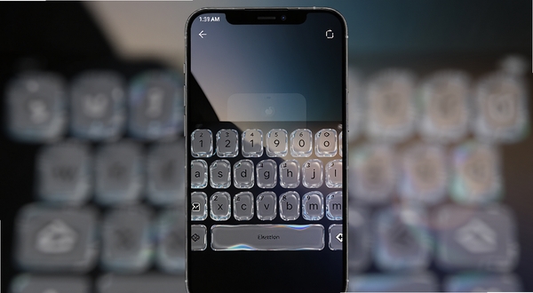 整体画面以一部竖屏安卓手机为中心,屏幕中显示Liquid Glass Keyboard液态玻璃键盘的半透明按键,按键边缘带流光折射效果,背景为深色渐变桌面与柔和光斑,画面风格为产品展示级3D渲染,细节清晰,突出玻璃质感与光影层次