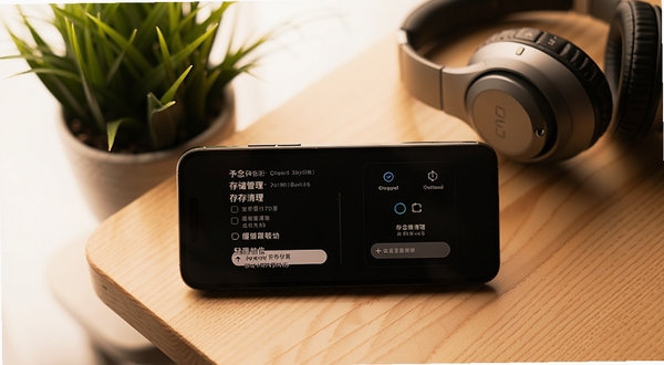 予念应用设置界面展示存储管理与缓存清理选项,手机放置在木质桌面上,背景有绿植和耳机,画面色调温暖,突出轻量省电的产品特点
