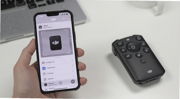 DJI Control 手机端连接设备操作步骤示意,画面展示手机屏幕扫描设备列表与遥控器摆放位置,背景简洁桌面环境