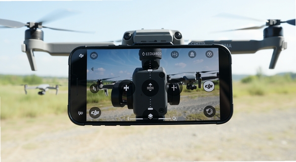 DJI Control 云台微调界面展示,手机屏幕中央显示俯仰横滚航向三轴调节按钮,背景为户外航拍场景,画面明亮清晰