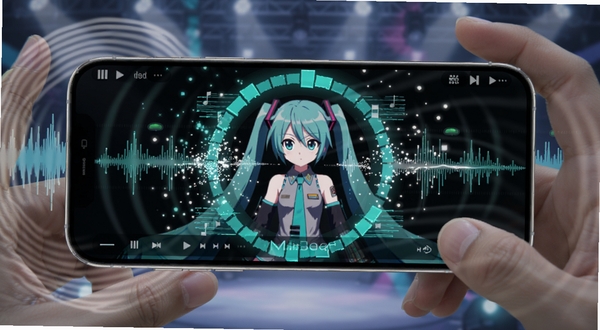 MikuBeat软件播放界面中初音未来主题的节拍可视化效果,环形光效随音乐脉动,青绿色与白色粒子飞舞,手机横屏握持视角,背景是舞台灯光与声波扩散的抽象场景,画面精致有层次