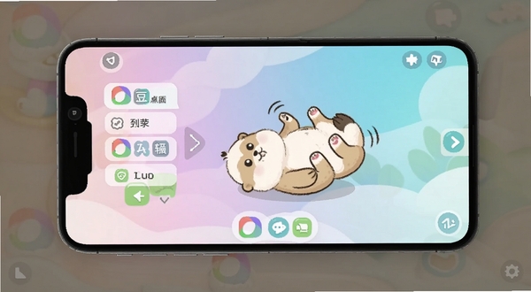 豆包桌宠软件界面截图,展示桌面上可爱的卡通宠物正在做打滚动作,旁边有互动按钮菜单,手机屏幕背景为浅色渐变壁纸,界面清爽直观