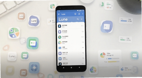 软件名称Lune,画面主体为一部居中摆放的安卓手机,手机屏幕显示应用管理列表界面,背景为浅色渐变的工作台桌面,周围散落几个半透明的应用图标与存储空间示意图,整体风格清爽简约,适配Boogu模型生成