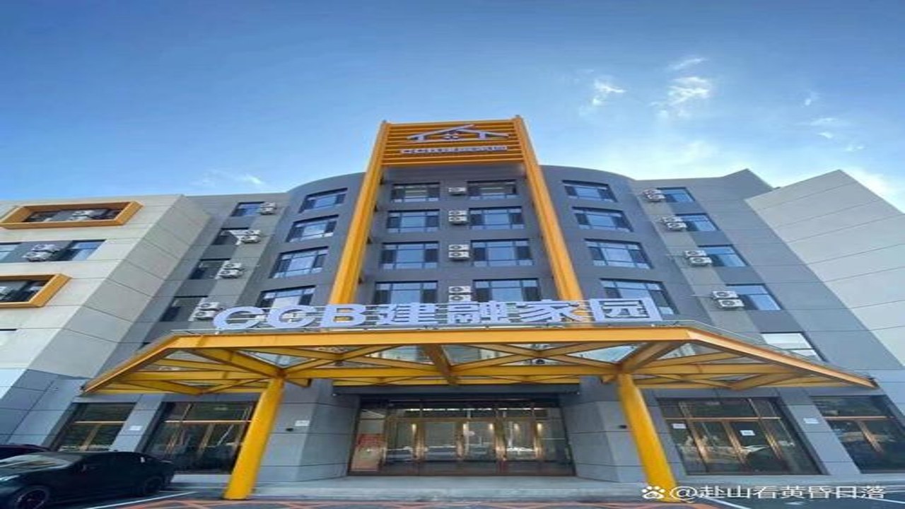 CCB建融家园整体外观及入口环境实拍,展示小区整洁程度与安保设施