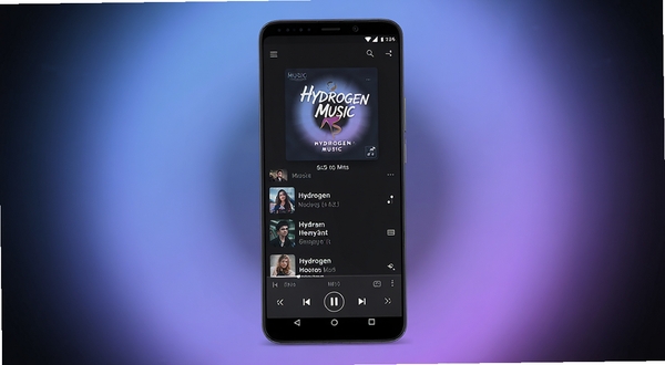 Hydrogen Music 软件主界面全貌展示,居中构图,画面主体为一部竖屏安卓手机,手机屏幕显示深色主题的音乐播放界面,包含专辑封面、歌曲列表与底部播放控制条,背景为柔和的蓝紫色渐变光晕,扁平化UI风格,高清细节,适配Boogu模型生成