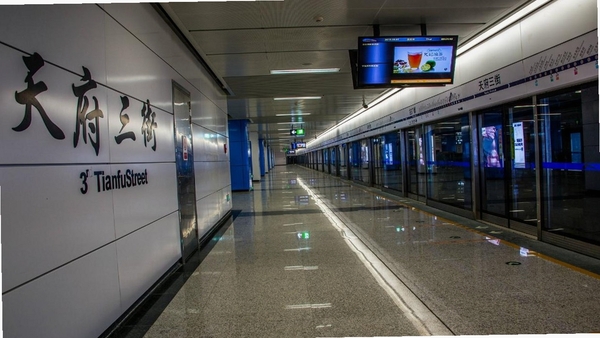 城市地铁站台实景照片