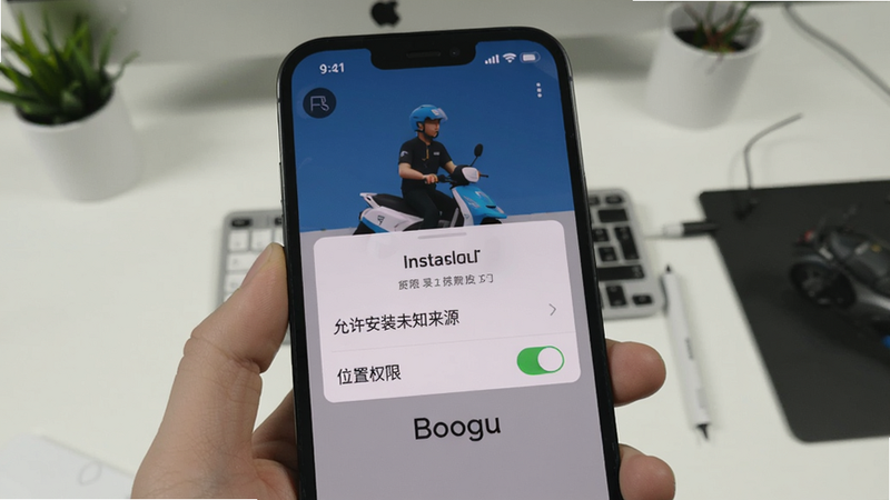 手机屏幕上显示骑手配送版APP的安装权限请求界面,背景是干净的桌面,突出“允许安装未知来源”和“位置权限”开关,Boogu模型生成