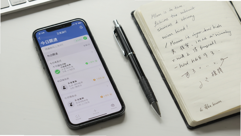 销秘软件正在运行的手机截图,屏幕显示“今日跟进”列表,手机旁边放着一支笔和一本手写笔记本,桌面光线自然,图片风格写实,突出销售人员日常工作场景。