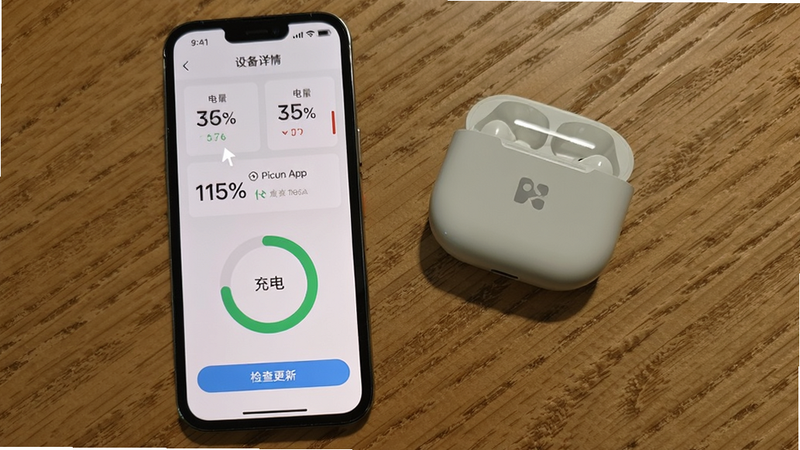 手机屏幕上Picun App的“设备详情”页,顶部显示左右耳电量百分比,底部有“检查更新”按钮,充电仓电量以环形图展示,背景为木质桌面,耳机充电仓放在一旁