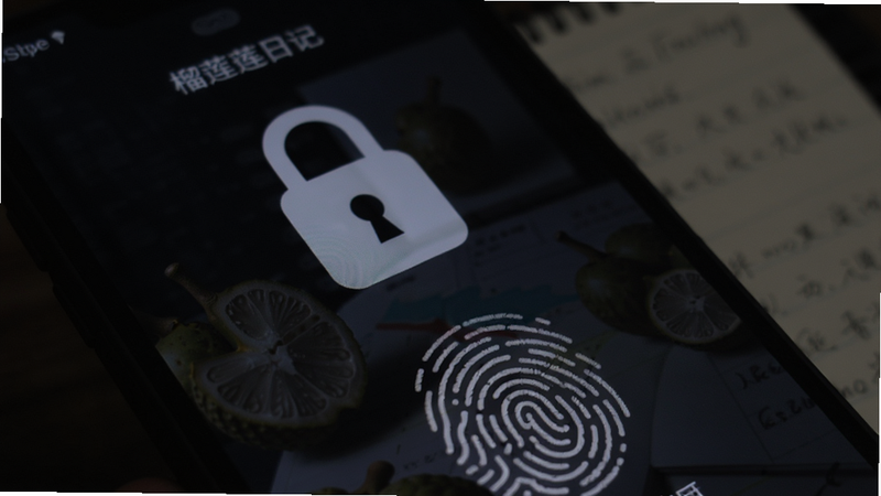 榴莲日记隐私锁屏界面,手机屏幕上显示锁形图标和指纹图案,背景模糊处理,暗示日记内容受到保护,整体色调偏暗强调安全。