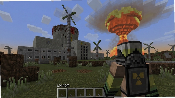 我的世界1.7.10切尔诺贝利,废土辐射场景,主角穿着防护服站在废弃核电站前,荒凉破败,远景有辐射云