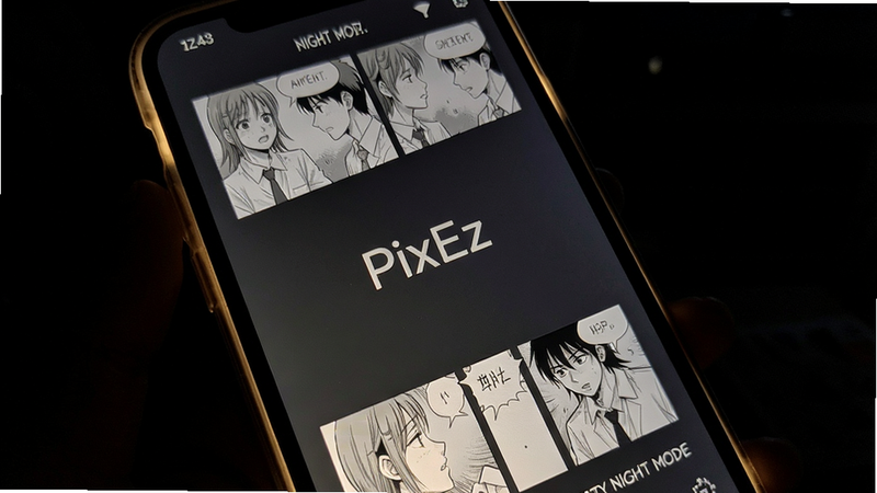 手机在暗光环境下显示PixEz夜间模式阅读界面,背景为深灰色,文字为浅色,图片为漫画分页,屏幕边缘有微亮,突出沉浸阅读体验与护眼效果