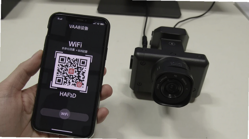 VAA8设备添加向导截图,显示扫码界面和WiFi配置步骤,手机与摄像头贴近,背景为简洁桌面,突出操作流程。