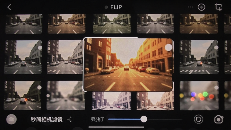 秒简相机滤镜选择界面,屏幕上排列多个滤镜缩略图,当前选中胶片风格,预览图带有颗粒感和暖色调,相机底部有滤镜名称和强度滑块,背景为城市街景。