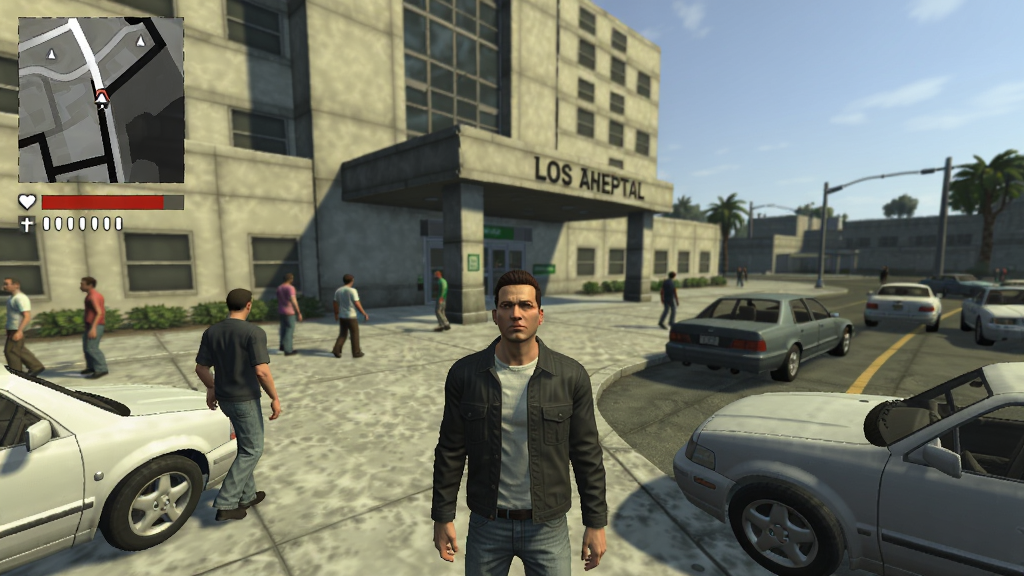 圣安地列斯仿GTA5 游戏实际运行截图:主角站在洛圣都医院门口,周围有行人和车流,左上角显示小地图和血量,界面简洁,画质清晰,光线自然。