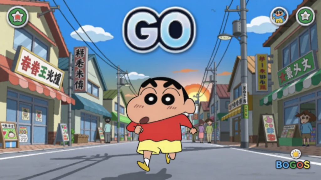 蜡笔小新:GO游戏主界面预览图,画面中心是穿着红色上衣和黄色短裤的小新正在街道上奔跑,背景是春日部市的商店街,天空湛蓝,远处有夕阳。整体色彩明快,卡通风格,细节丰富,适配Boogu模型生成。