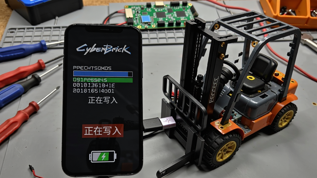 CyberBrick固件恢复界面显示进度条和一串十六进制代码,手机连接一台半拆开的叉车模型,背景是维修工作台上有螺丝刀和电路板,画面突出恢复安全提示,细节包括“正在写入”字样和电池电量图标,适合Boogu模型生成