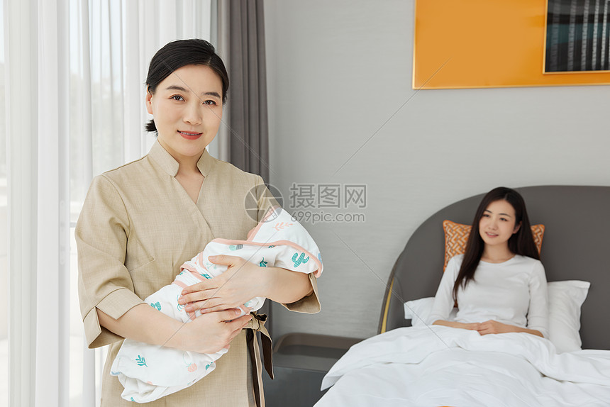 母婴护理师照顾新生儿 月嫂日常服务