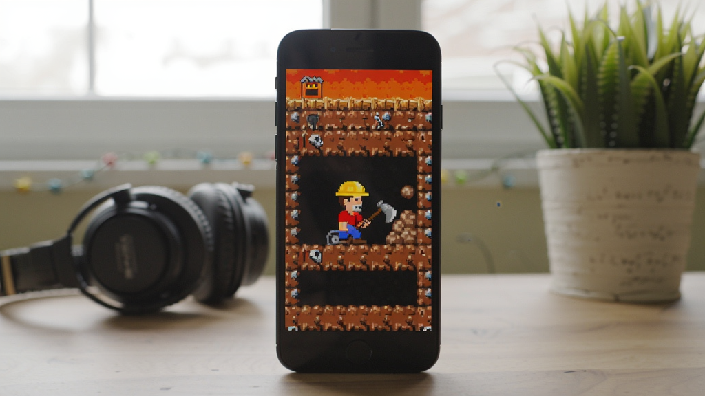 �ֻ�������lava digger����ʵ������Ƭ������Ϊһ̨��ɫ�����ֻ���ֱ�ڷ��ڻ�������(x:0.5,y:0.5)���ֻ���Ļ����ʾlava digger��Ϸ���棬��С�����ڿ����ھ򣬱���Ϊ�黯����ܰ���������ϰڷŶ�������ɫ���ԣ������Ȼ���ߣ�дʵ��񣬸���ϸ��