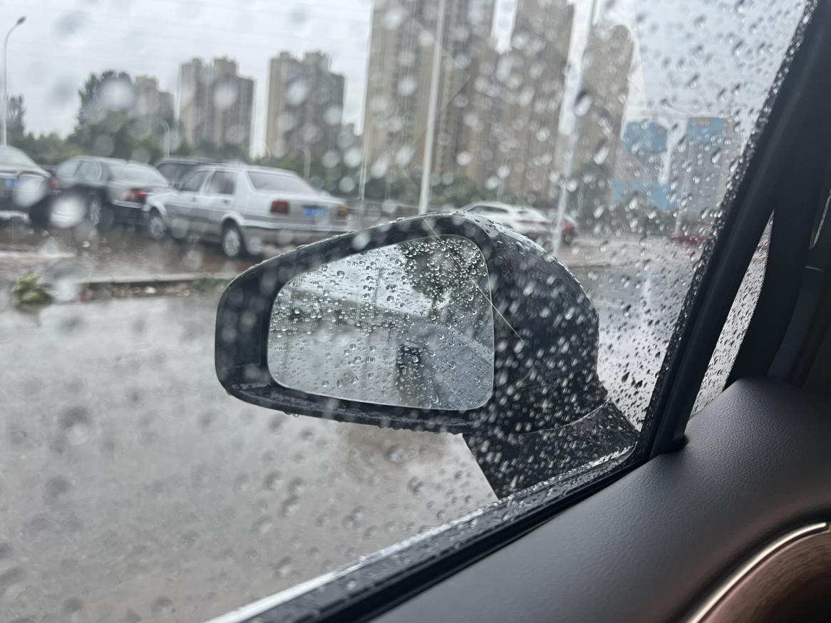 汽车耐力赛传奇pc版 画面音效 雨天效果 车内视角 游戏体验