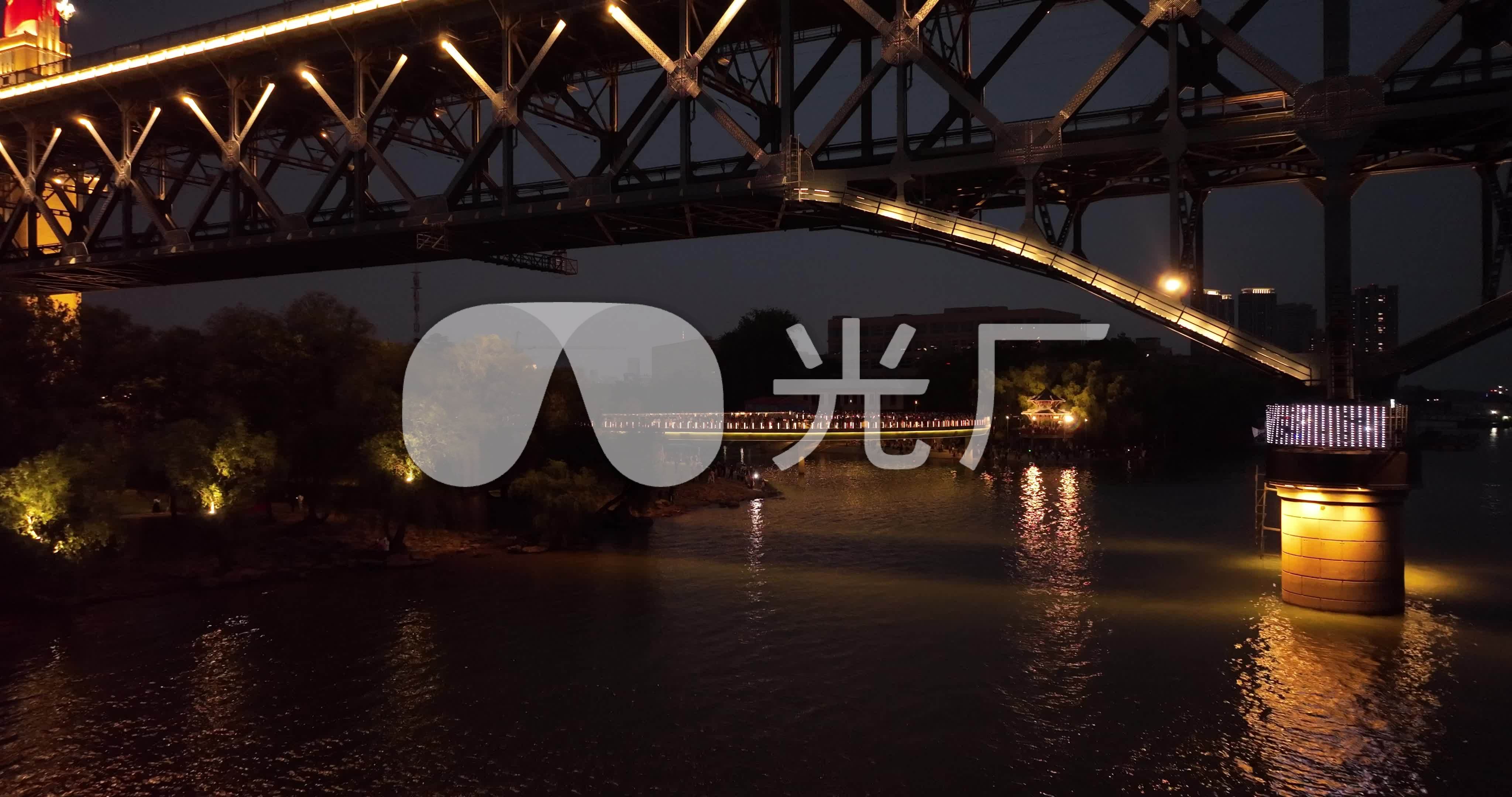 夜光水岸玻璃栈桥灯光拍照