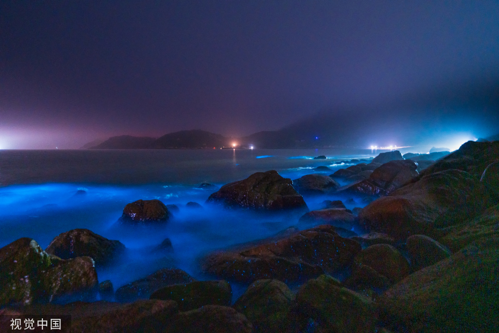 夜光水岸蓝色荧光水面特写