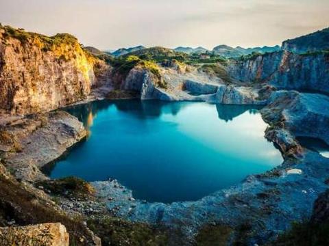 随心go旅行 废弃矿坑 蓝绿色湖水 打卡