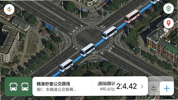 精准秒查公交路线软件实时车辆位置功能截图,地图上显示公交车图标沿线路移动,底部卡片显示车辆距离与到站倒计时,背景为城市道路卫星图,界面清晰直观,突出实时追踪的准确性