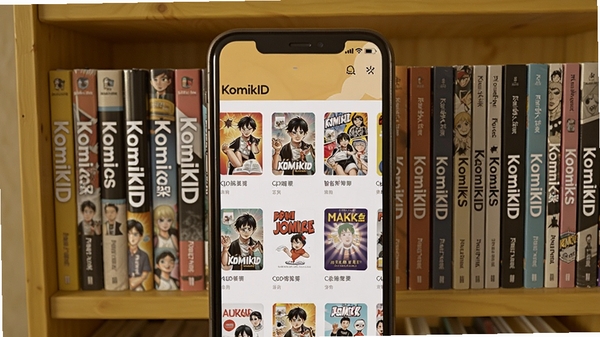 KomikID智能书架界面,手机屏幕显示书架分组列表,封面缩略图整齐排列,背景是暖黄色木质书架,书脊上印有漫画名称,突出应用名称KomikID,画面温馨,光线自然,细节丰富,适配Boogu模型生成。