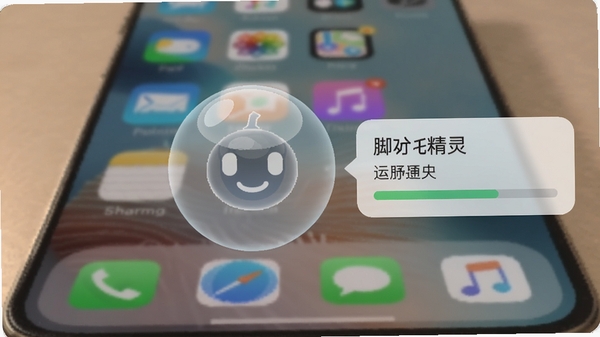 智能点击精灵悬浮球在手机桌面上的效果,悬浮球半透明,旁边有运行状态提示框,显示脚本名称和进度条,背景为手机主屏幕,图标清晰,光线柔和。