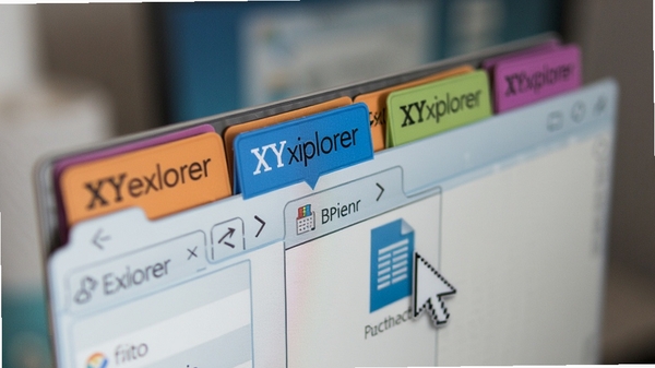 XYplorer标签式浏览功能特写,展示多个彩色标签页在窗口顶部排列,其中一个标签处于激活状态,鼠标指针正拖拽一个文件到另一个标签页上,画面聚焦于多任务处理场景,背景虚化处理,突出标签切换的便捷与高效。