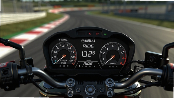 YAMAHA RIDE 软件主界面,深色运动风格仪表盘,显示速度与转速,背景是模糊的赛道,摩托车仪表盘元素,高细节,数字渲染