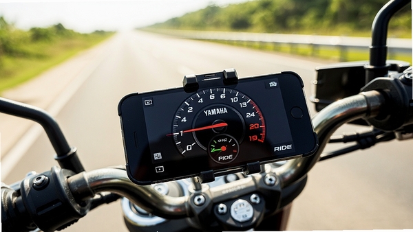 智能手机固定在摩托车把手上,屏幕清晰显示YAMAHA RIDE的转速表与档位指示,背景是阳光明媚的公路,运动风格,写实摄影