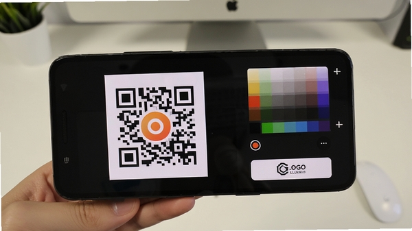 一部安卓手机屏幕展示邂逅码的二维码自定义编辑界面,右侧有颜色调色盘和Logo上传按钮,左侧实时预览一个带有橙色渐变和圆形图标的二维码,背景为简洁的办公桌面,体现个性化制作过程