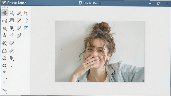 一张简洁的电脑桌面截图,显示Photo Brush软件的主界面,左侧是工具栏,右侧是打开的示例图片,整体风格清爽明亮,突出软件主界面布局,画面中可见Photo Brush的软件名称标识