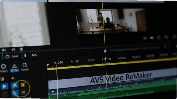 展示AVS Video ReMaker软件时间轴上精准标记剪切点的特写画面,高亮显示分割线,背景为视频帧预览,突出无损编辑的专业感