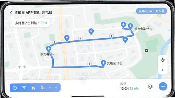 E车星APP的智能导航功能界面截图,展示从当前位置到充电站的多条路线规划对比,地图上清晰标注充电站图标与预计到达时间,界面风格清爽简洁